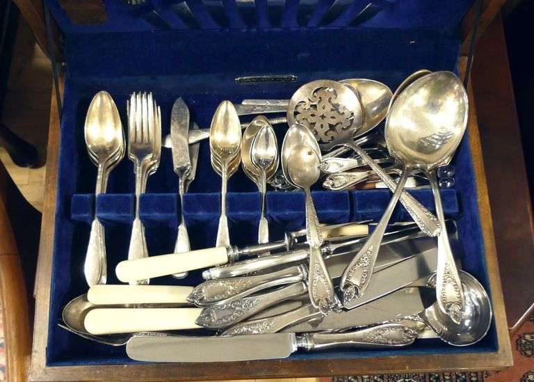 CANTEEN OF ASSORTED SILVER PLATE FLATWARE