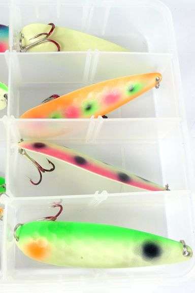 UV-REFLECTIVE TROLLING SPOONS