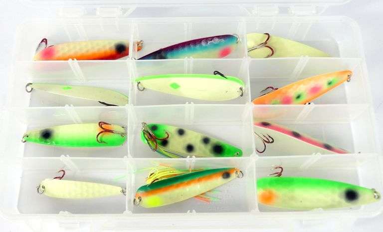 UV-REFLECTIVE TROLLING SPOONS