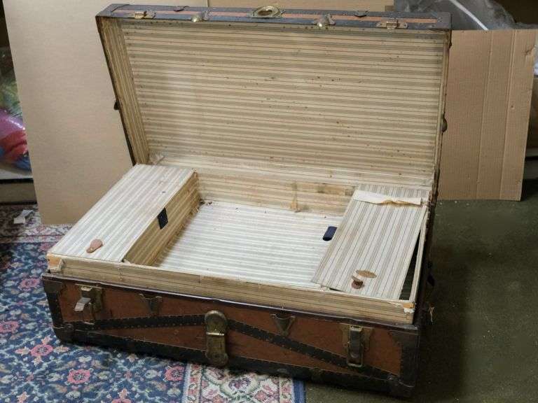 ANTIQUE TRUNK