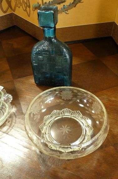 DECANTER, BOWLS AND EPERGNE