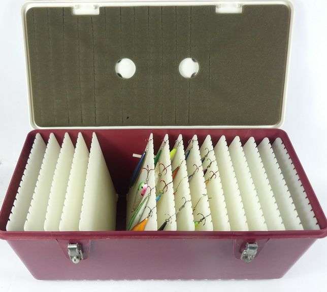FISHING STORAGE CASE WITH 20 LURES