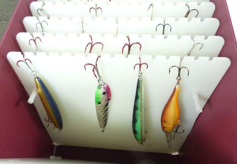 FISHING STORAGE CASE WITH 20 LURES