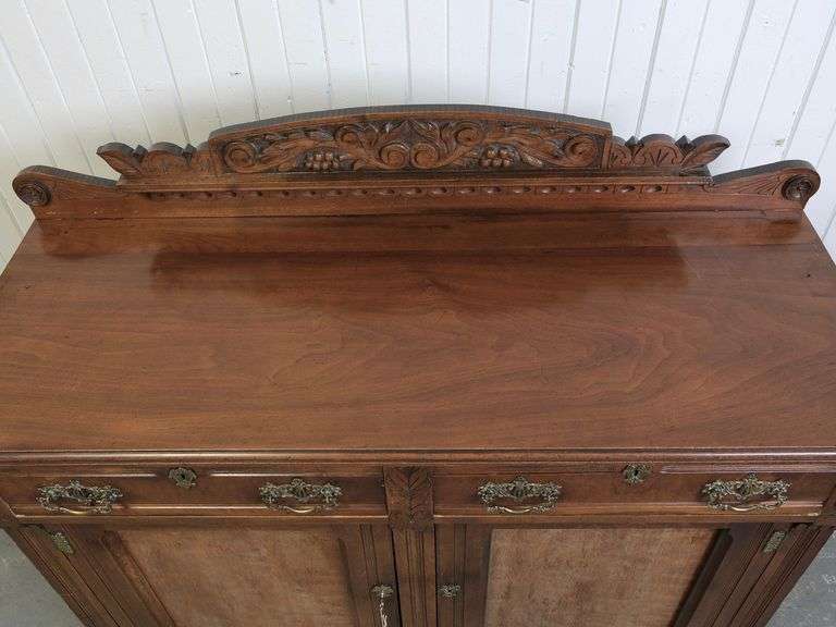 WALNUT SIDEBOARD