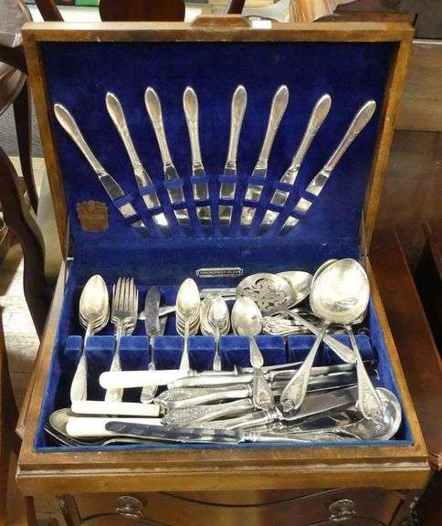 CANTEEN OF ASSORTED SILVER PLATE FLATWARE