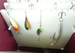 FISHING STORAGE CASE WITH 20 LURES
