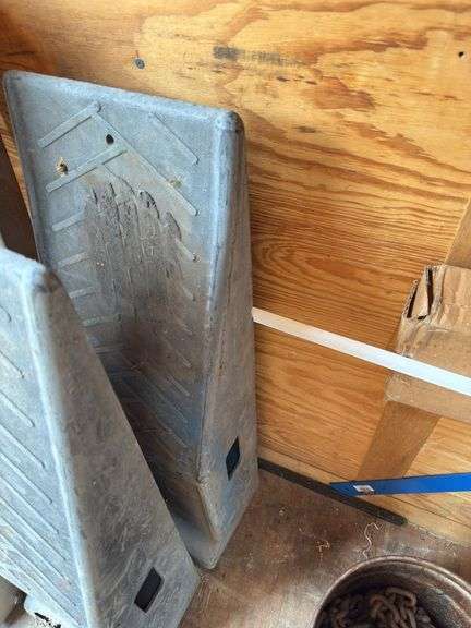 Car platform ramps, oil pan