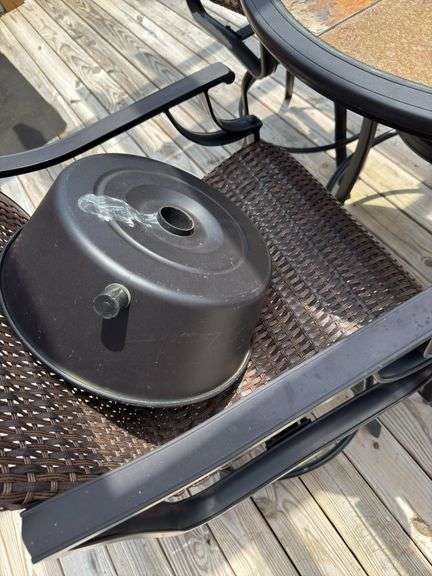 40” round outdoor table and barstools