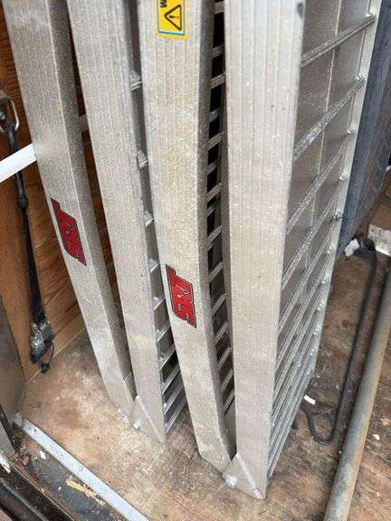 Folding aluminum ramps