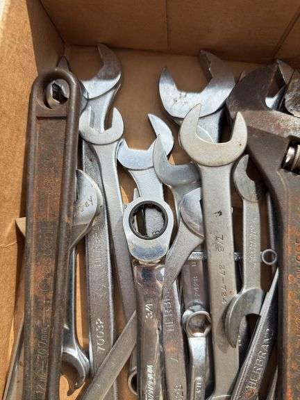 Assorted wrenches