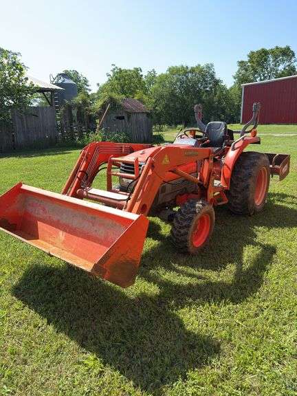 Kubota L3130 4wd tractor & loader with box scraper 1,045 hours