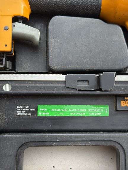 Pneumatic finish nailer