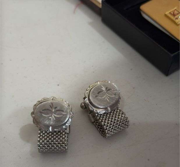 Gm and Saturn pins