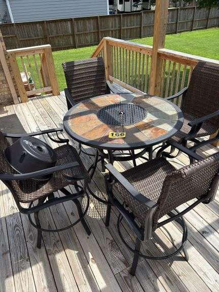 40” round outdoor table and barstools