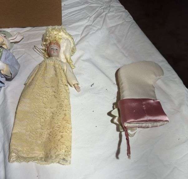 Figurines and dolls