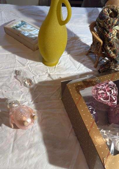 Figurines and dolls
