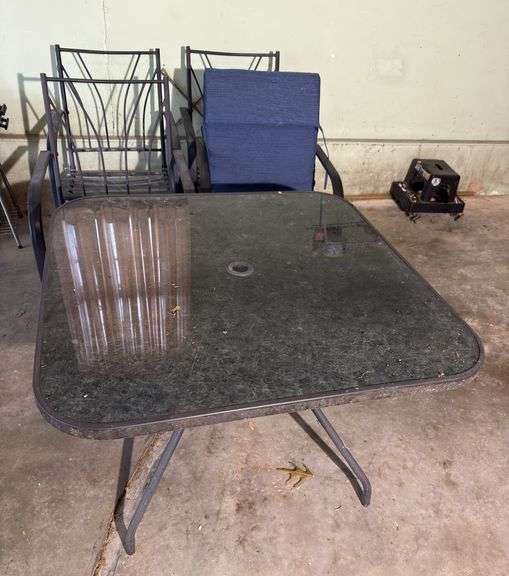 Table and 4 outdoor patio set