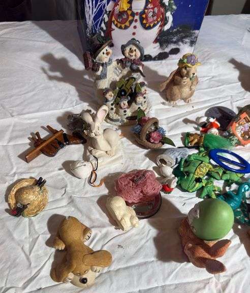 Figurines, train track, ornaments