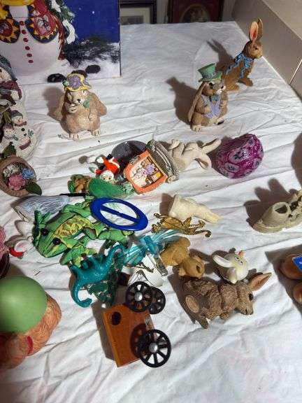 Figurines, train track, ornaments