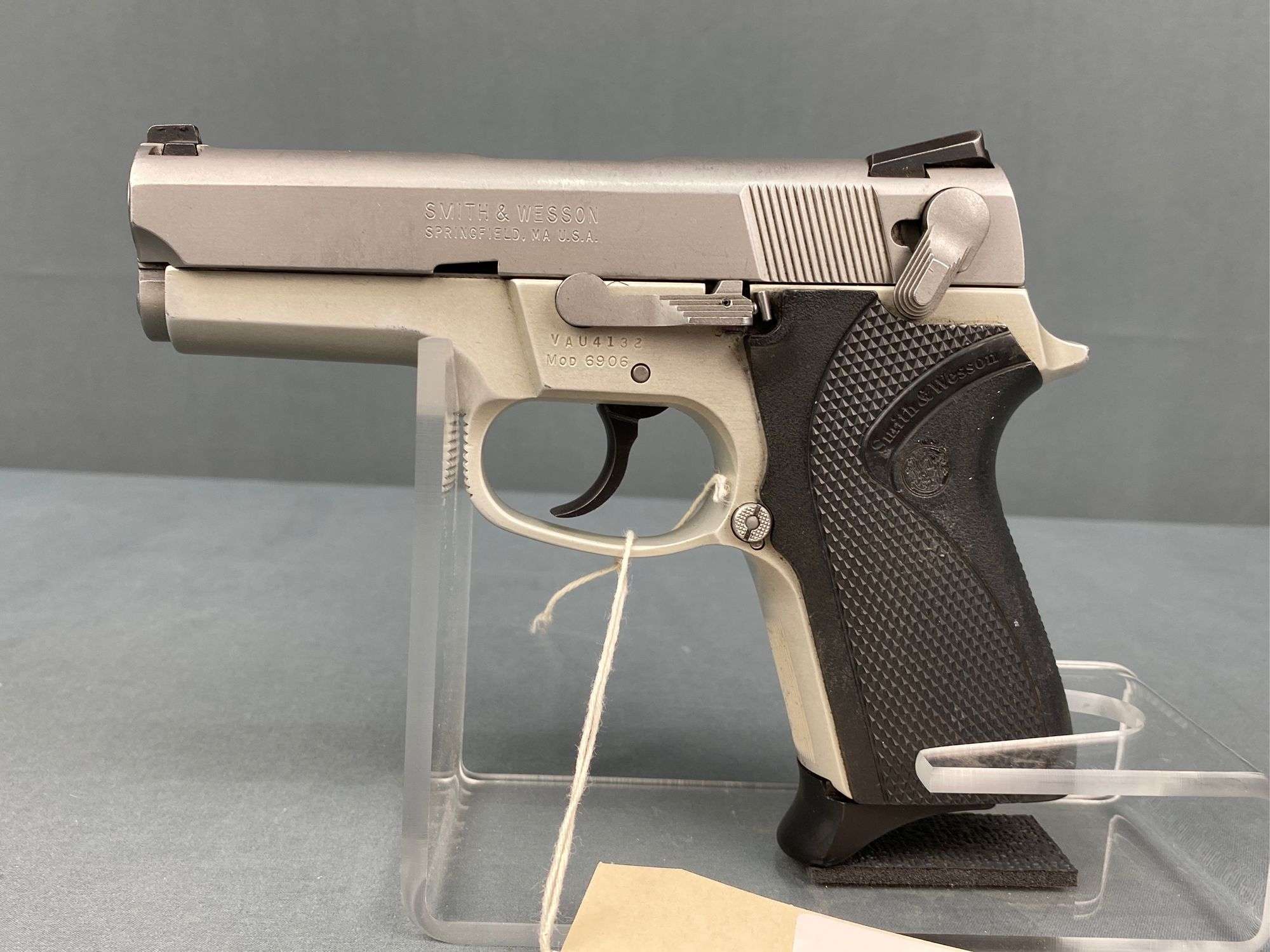 Smith & Wesson 6906 9mm Semi-Auto Pistol - Gavel Roads Online Auctions