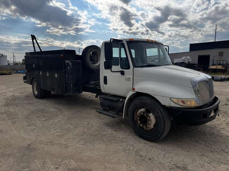 2005 International 4300 Truck w/Winch -- Contents/Tools Not Included