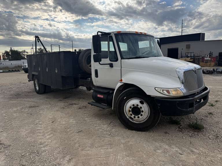 2005 International 4300 Truck w/Winch - Contents/Tools Not Included