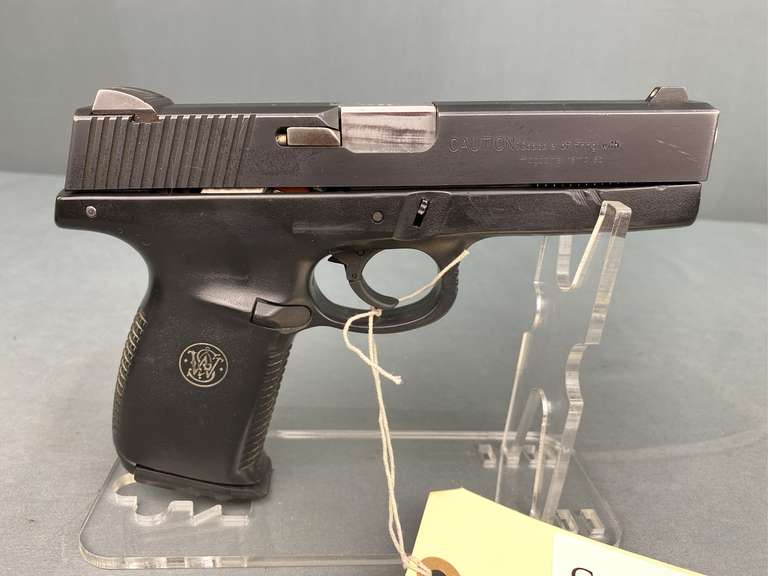 Smith & Wesson SW40F 40S&W Semi-Auto Pistol w/case #PAL7495 - Gavel ...
