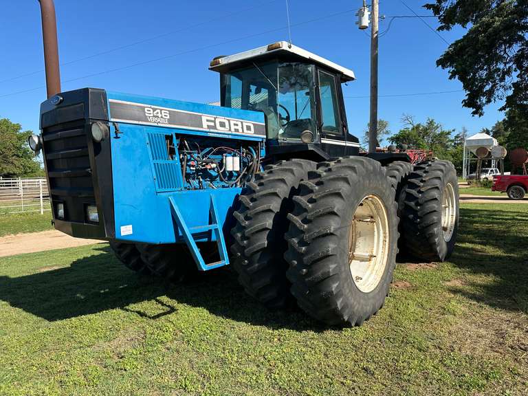 1990 Versatile 946 Tractor