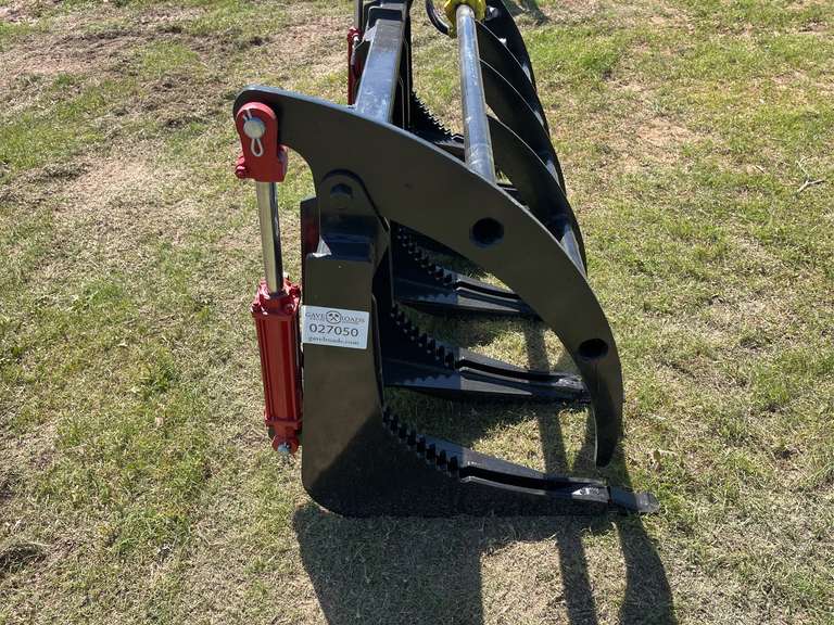 56" Clamshell Grapple Attachment
