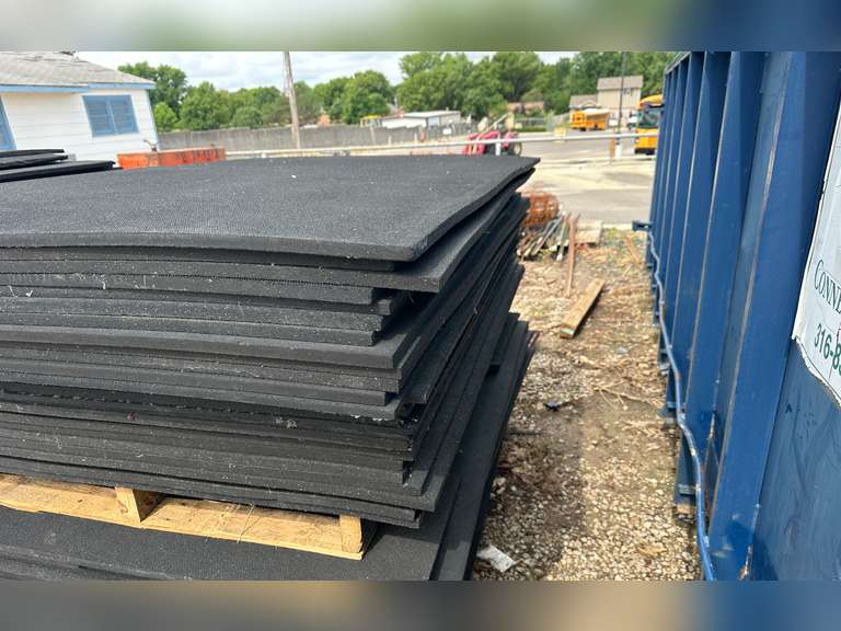(28) 4' x 6' Rubber Mats