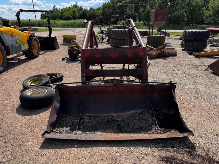 Hydraulic Loader Attachment w/ 7' Bucket