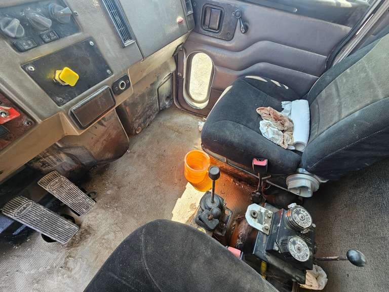 2004 Peterbilt 330 Dump Truck