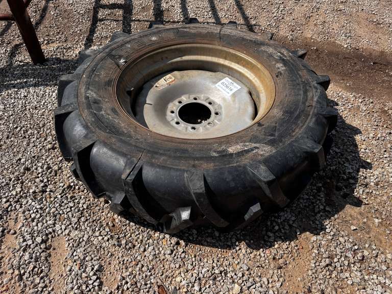 (1) 11R 22.5 Tire on Rim