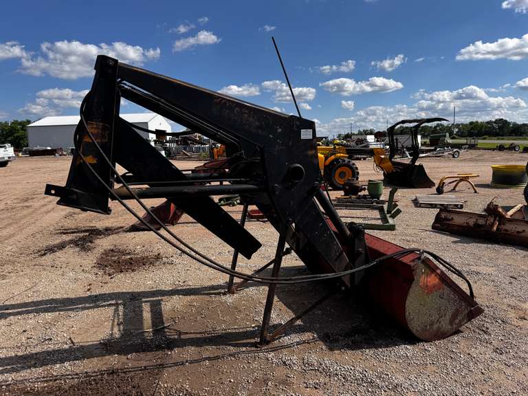 Hydraulic Loader Attachment w/ 7' Bucket