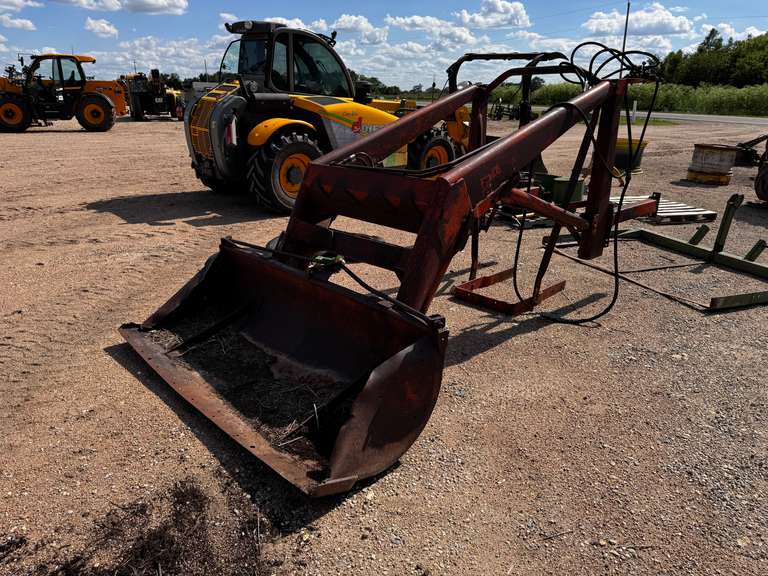 Hydraulic Loader Attachment w/ 7' Bucket