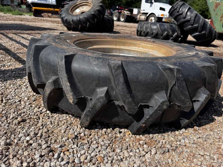 (1) 11R 22.5 Tire on Rim