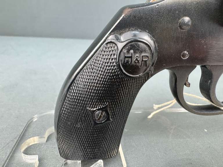 H&R 732 32S&W Revolver #AH36287 w/1 box Ammunition