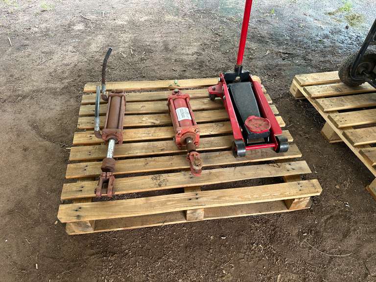 (2) Hydraulic Cylinders & Floor Jack