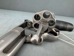 Smith & Wesson 69 44Mag Revolver w/hard case #DMZ6045