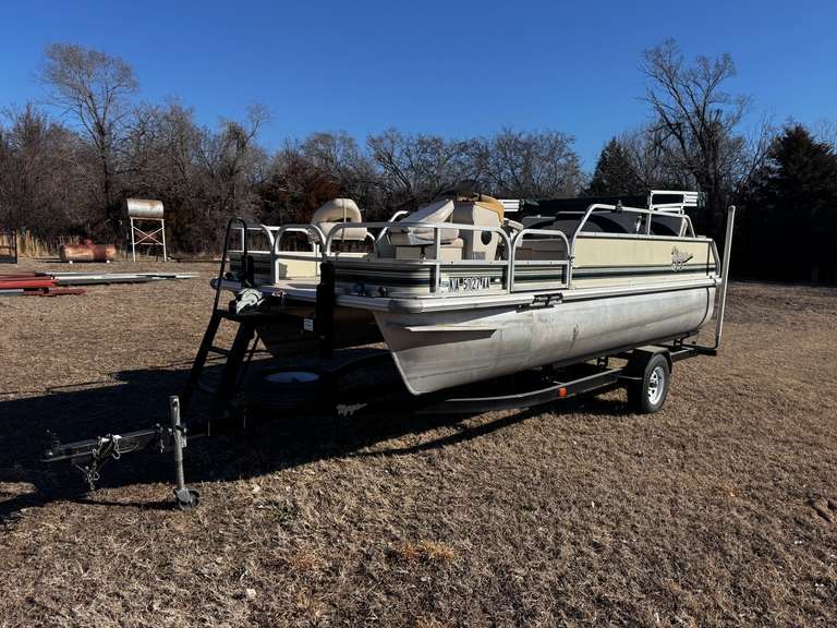 2003 Voyager 18' Pontoon Boat