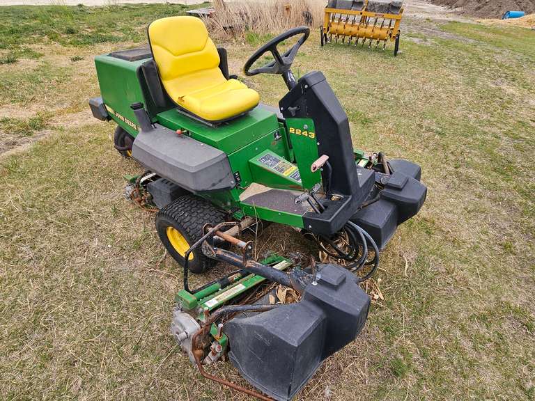 John Deere 2243 Lawn Mower