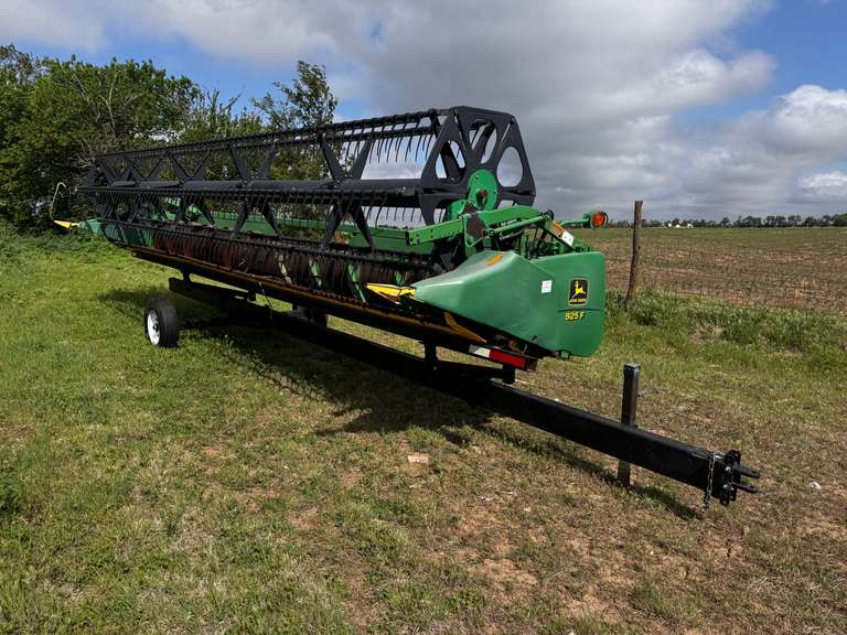 John Deere 925 F Platform Header w/Trailer
