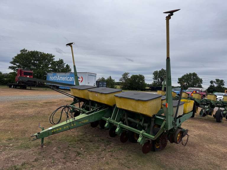 John Deere 7000 6-Row Planter