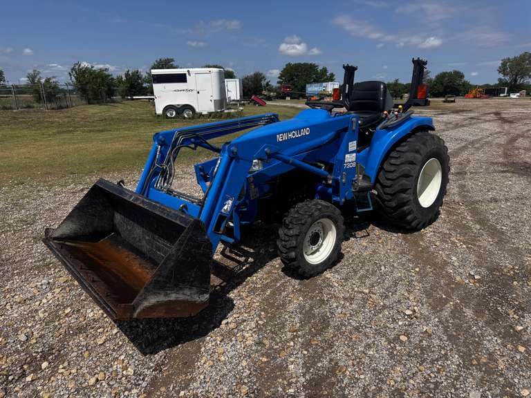 New Holland TC29D Tractor w/ 7308 Loader