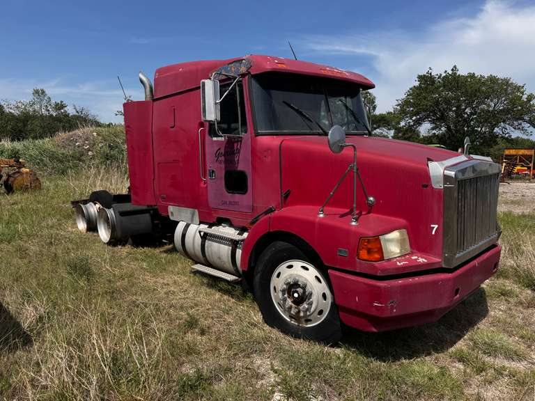 1990 Volvo Semi Truck