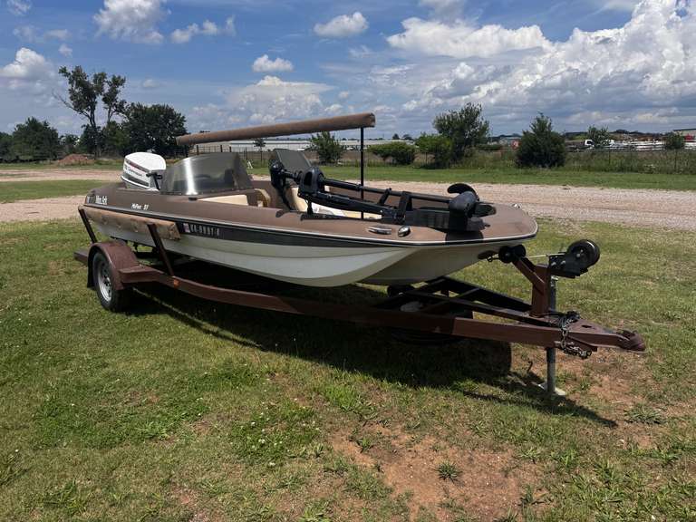 1977 Brunswick Monark 17' Boat w/ Trailer