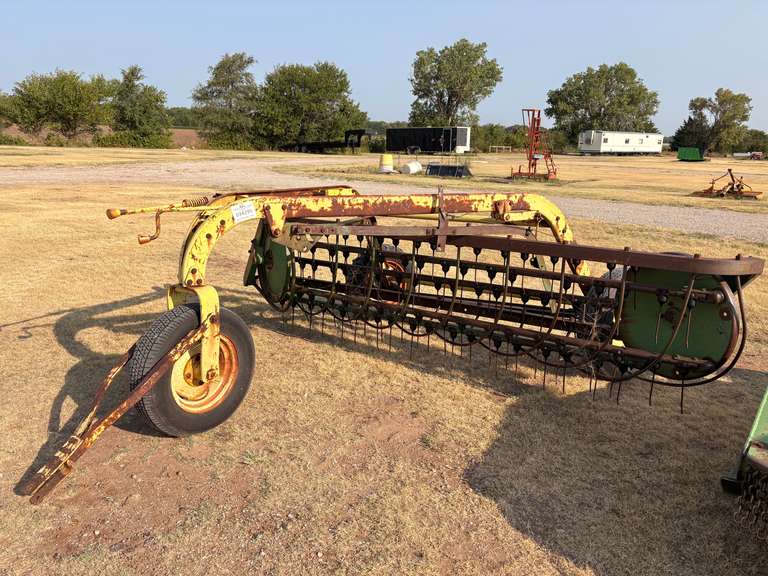 John Deere 10' Hay Rake