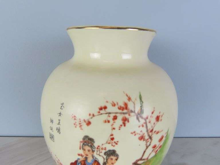 Vintage Hand Painted Chinese Porcelain Geisha Vase