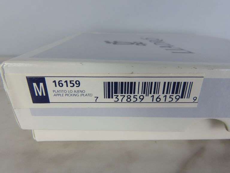 Small Lladro Collector Plate on Included Stand in Box