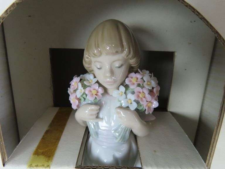 Beautiful Lladro Porcelain "Spring Bouquet" Figure in Original Box - Made in Spain